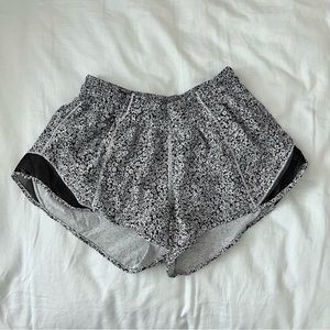 lululemon Hotty Hot Low-Rise Lined Short 2.5" Size 6
